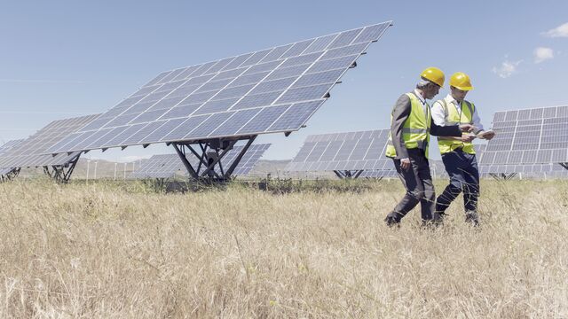 to-menn-på-jorde-med-solceller-small
